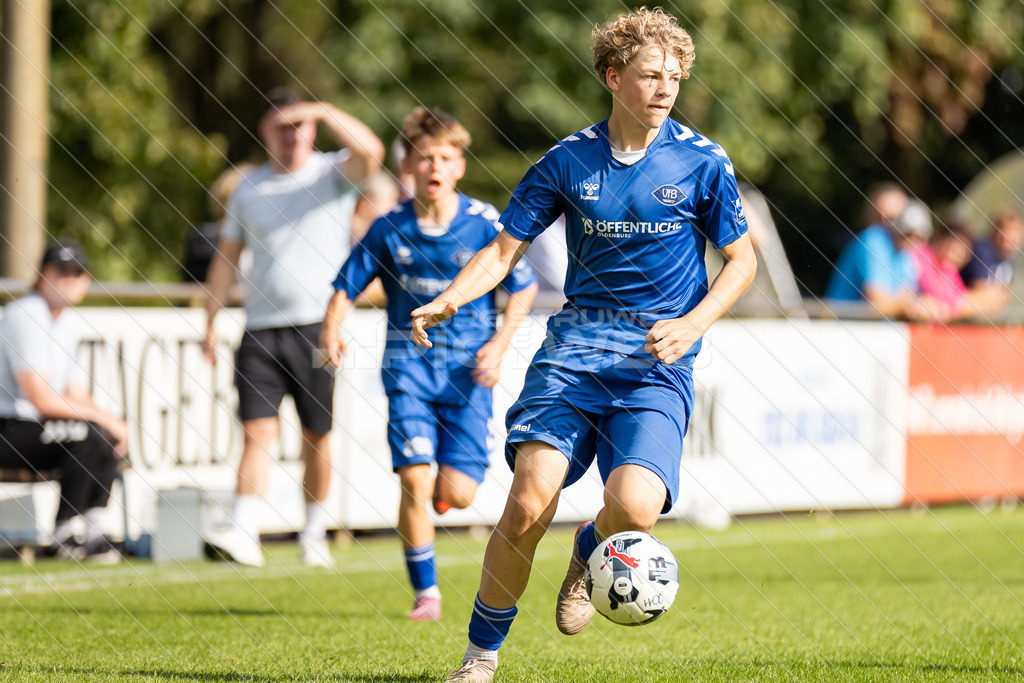 20250920_Picselweb-Fotografie_1R3_1010 | JFV D/A &amp; Stade - VfB Oldenburg0:1 VfB no70:2 VfB no70:3 VfB JFV Eigentor0:4 VfB no70:5 VfB no71:5 JFV no3 Jaric Jimenez-Voss2:5 JFV no9 Janko Sylvester3:5 JFV no16 Damian Elias Mihro Burekovic - Realisiert mit Pictrs.com