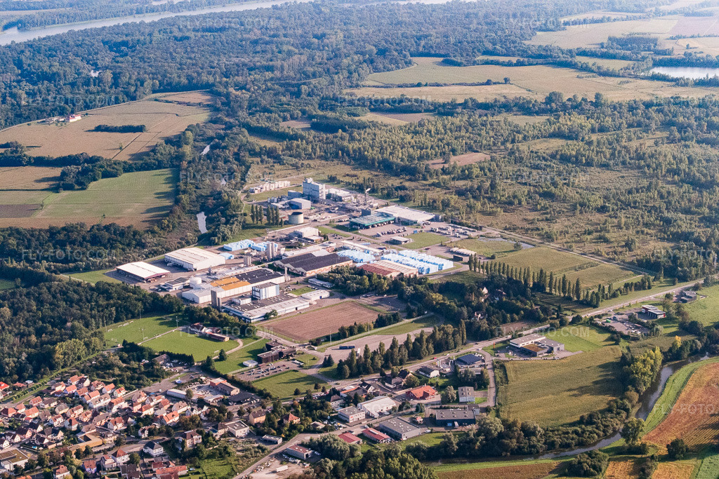 Aerial view: View of the town from the north, showing the industrial area on the Mülrhein with Ravaga Building Solutions, CORTEVA and Transcendia in Drusenheim in the state Bas-Rhin, France.Photo: P1000947.jpg taken on 09/15/2014 by Werner Riehm/FLY-FOTO.comResolution of the original: 5472 x 3648 pxRAVAGOBUILDINGSOLUTIONS.COM
