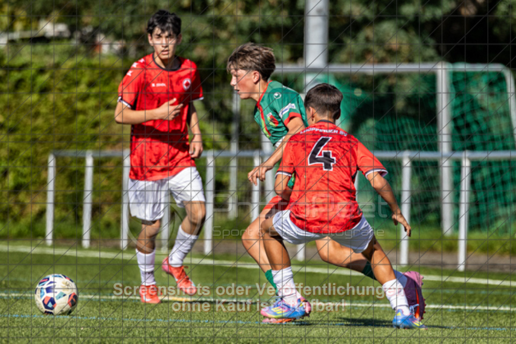 20250920_160028_0384-Bearbeitet | #,1.Göppinger SV (rot) vs. FC Esslingen II (grün), Fussball, C-Junioren Leistungsstaffel Mitte - wfv 2025/2026, Kunstrasenplatz Nord, Hohenstaufenstr. 116, 73033 Göppingen, 20.09.2025 - 15:30 Uhr,Foto: PhotoPeet-Sportfotografie/Peter Harich