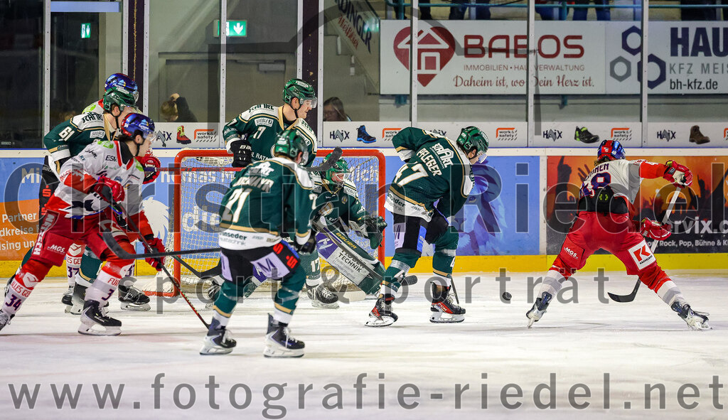2025-11-16_104_TSV_Erding_gegen_Selber_Woelfe | Erding, Deutschland, 16.11.2025:Eishockey, Oberliga Süd 2025 / 2026, 17. Spieltag, TSV Erding gegen Selber Wölfe, Endergebnis: 3:1Philip Rubin (Selber Wölfe, #34), Elia Ostwald (Erding Gladiators, #17), Erik Modlmayr (Erding Gladiators, #21), Torwart David Zabolotny (Erding Gladiators, #72), Marco Pfleger (Erding Gladiators, #47), Niko Lahtinen (Selber Wölfe, #48)Foto: Christian Riedel / fotografie-riedel.net