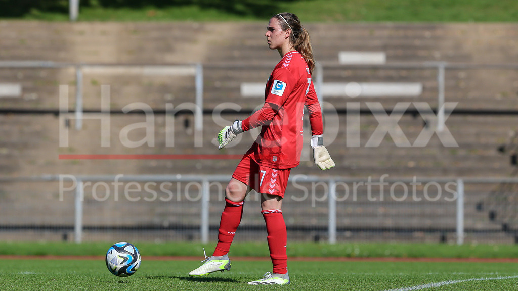Fussball, DFB-Pokal Frauen, Borussia Mönchengladbach - SV Werder Bremen | v.li.: Catalina Perez (Torhüterin, Torwart, SV Werder Bremen, 77) Freisteller, Einzelbild, Ganzkörper, Aktion, Action, Spielszene, DIE DFB-RICHTLINIEN UNTERSAGEN JEGLICHE NUTZUNG VON FOTOS ALS SEQUENZBILDER UND/ODER VIDEOÄHNLICHE FOTOSTRECKEN. DFB REGULATIONS PROHIBIT ANY USE OF PHOTOGRAPHS AS IMAGE SEQUENCES AND/OR QUASI-VIDEO.