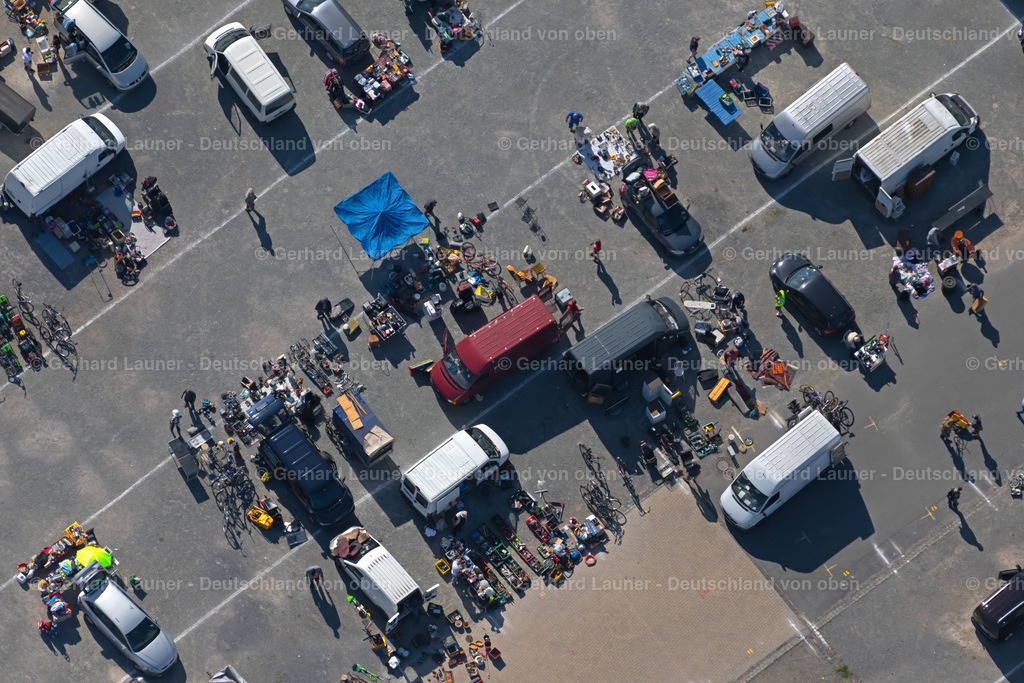 4035044 | BRAUNSCHWEIG 31.07.2020 Verkaufsstände und Besucher des Trödelmarktes und Flohmarktes an der Hamburger Straße im Ortsteil Nordstadt in Braunschweig im Bundesland Niedersachsen, Deutschland. // Stalls and visitors to the flea market on street Hamburger Strasse in the district Nordstadt in Brunswick in the state Lower Saxony, Germany. Foto: Gerhard Launer
