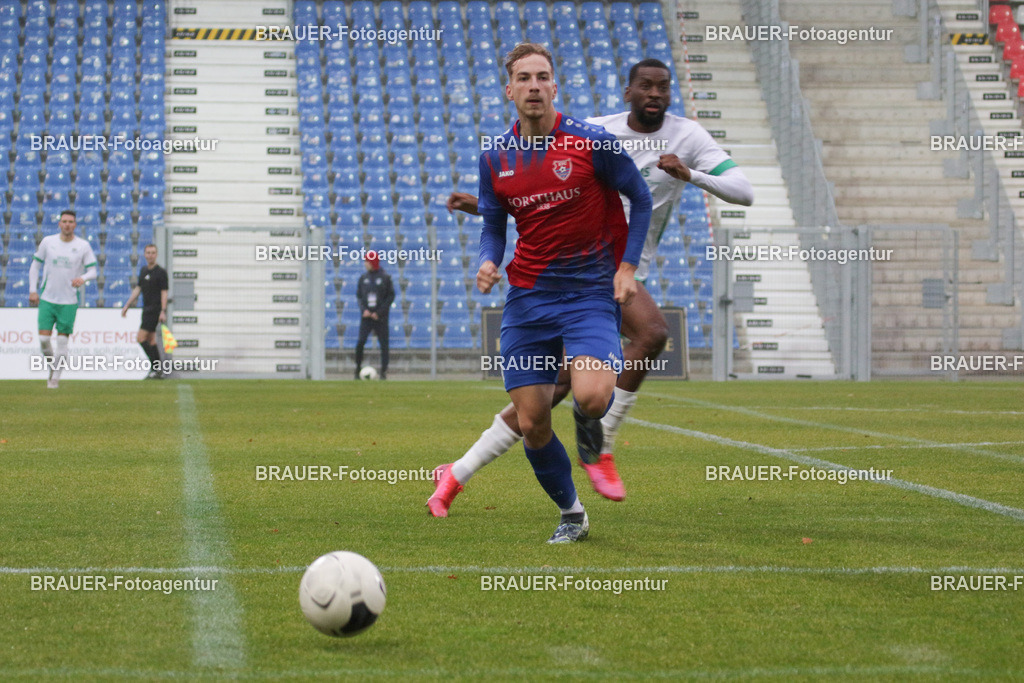 15.11.2025 KFC Uerdingen - SPVG Schonnebeck | Krefeld, Deutschland, 15.11.2025: Etienne-Noel Reck (KFC Uerdingen) in Aktion während des Oberliga Niederrhein Spiels zwischen KFC Uerdingen  - Spvg Essen Schonnebeck am 15.11. 2025 im Krefelder Grotenburg - Stadion in Krefeld, Deutschland. (Foto Ralph Görtz / Brauer-Fotoagentur)