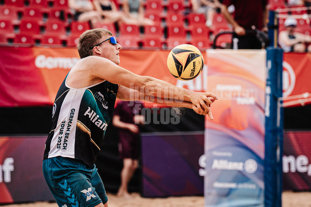 Beachvolleyball | München | Allianz German Beach Tour 2025 | Tourstop München | 03.07.2025 | Yannik Ahr spielt den Ball
