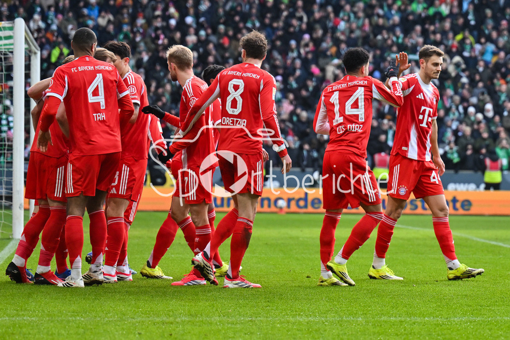 SV Werder Bremen - FC Bayern München | BREMEN, GERMANY - 14. FEBRUARY: Jubel der Bayern nach dem Treffer zum 0-1 durch Harry KANE (FC Bayern Munich 9) / Elfmeter Tor / Torschuetze / Freude / Happy während dem Bundesligamatch zwischen dem SV Werder Bremen und dem FC Bayern München am 22. Spieltag im Weserstadion / DFL REGULATIONS PROHIBIT ANY USE OF PHOTOGRAPHS AS IMAGE SEQUENCES AND/OR QUASI-VIDEO