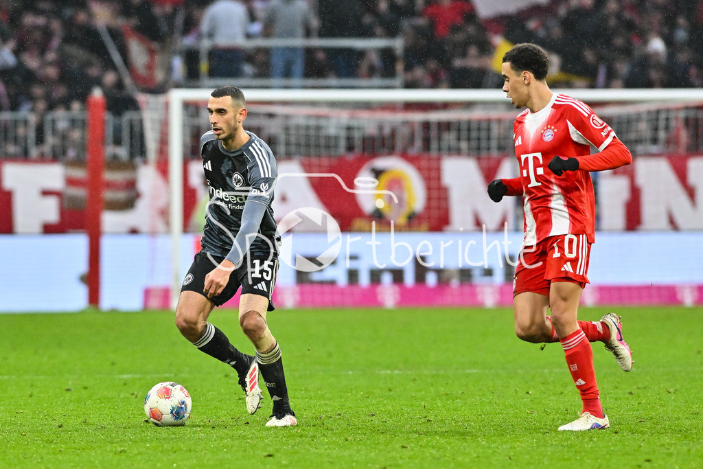 FC Bayern München - Eintracht Frankfurt | MUNICH, GERMANY - 21. FEBRUARY: im Duell Ellyes SKHIRI (Eintracht Frankfurt) und Jamal MUSIALA (FC Bayern München 10) während dem Bundesligamatch zwischen dem FC Bayern München und der SG Eintracht Frankfurt am 23. Spieltag in der Allianz Arena / DFL REGULATIONS PROHIBIT ANY USE OF PHOTOGRAPHS AS IMAGE SEQUENCES AND/OR QUASI-VIDEO