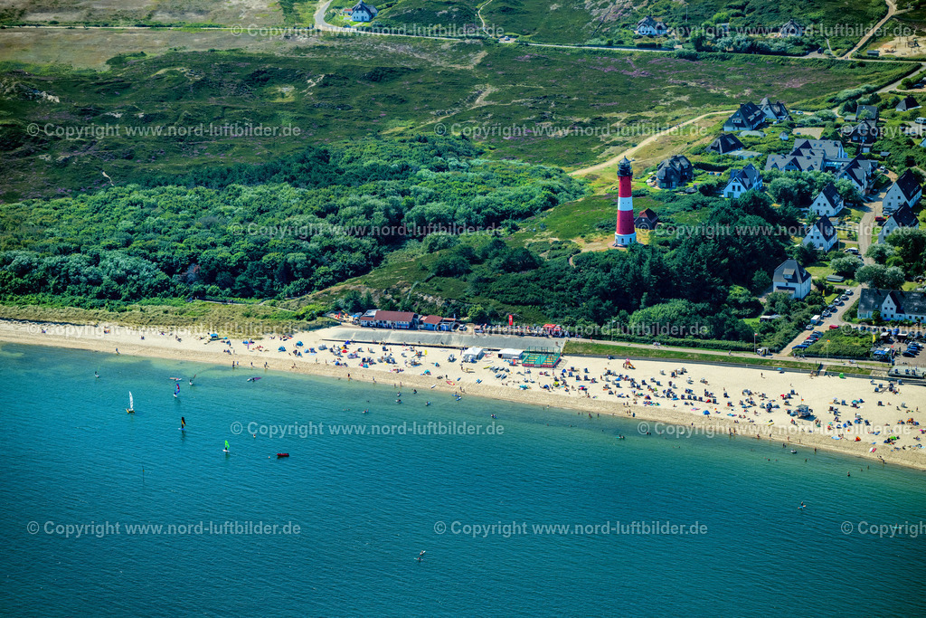 Sylt_Hörnum_Strand_Wassersport_Surfschule_Leuchtturm_ELS_57931308925 | HöRNUM (SYLT) 13.08.2025 Strand- Restaurant mit Freiluft- Terrasse und Freizeitanlagen in Hörnum (Sylt) im Bundesland Schleswig-Holstein, Deutschland. Nördlich vom Restaurant " Südkap " bietet das " Sylter Freizeit Team " Trampolin und " Pit-Pat Anlage " - die auch als " Hindernis - Billard " bekannt ist. // Beach restaurant and leisure facilities in Hoernum (Sylt) in the state Schleswig-Holstein, Germany. Foto: Martin Elsen