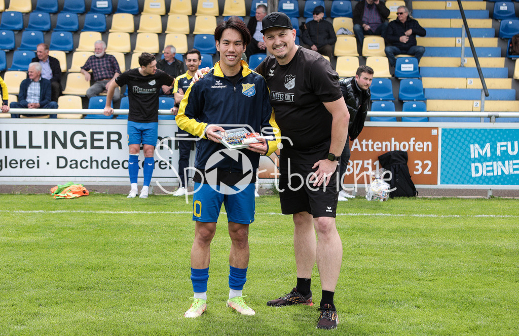 FC Pipinsried - SV Wacker Burghausen | Der FC Pipinsried verabschiedet vor der Partie gegen Burghausen noch einige Spieler / Im Bild Ryosuke KIKUCHI (FCP #10) und Praesident Benny Rauch