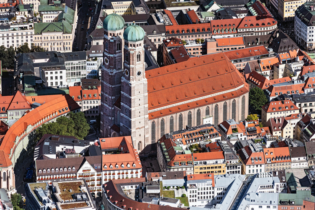 dr__0093168.jpg | MüNCHEN 01.10.2021 Frauenkirche im Altstadt- Zentrum von München im Bundesland Bayern. Der dreischiffige spätgotische Backsteinbau steht neben dem Neuen Rathaus und ist ein bedeutendes Wahrzeichen der Landeshauptstadt. Der Dom zu Unserer Lieben Frau ist auch als Liebfrauendom bekannt. Auf dem Bild sind  Gerüste am Südturm zur Sanierung zu sehen. Weiterführende Informationen bei: SGM-Stahlrohrgerüstbau München GmbH,  Staatliches Bauamt München 1. // Church building of the Frauenkirche in the old town in Munich in the state Bavaria, Germany. Further information at: SGM-Stahlrohrgeruestbau Muenchen GmbH,  Staatliches Bauamt Muenchen 1. Foto: Daniel Reiter