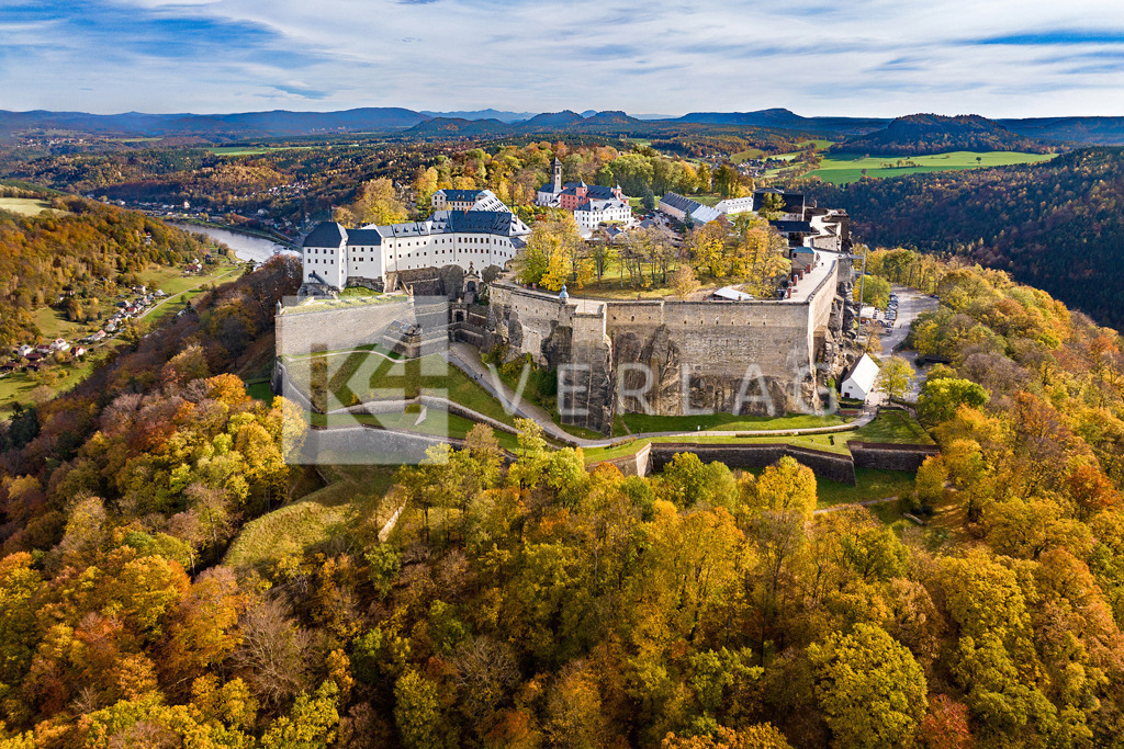 Wandbild-Festung-Koenigstein-Herbst-Luftbild-DJI_20231109115319_0003 | Herbstfarben um die Festung Königstein in der Sächsischen Schweiz - Realisiert mit Pictrs.com