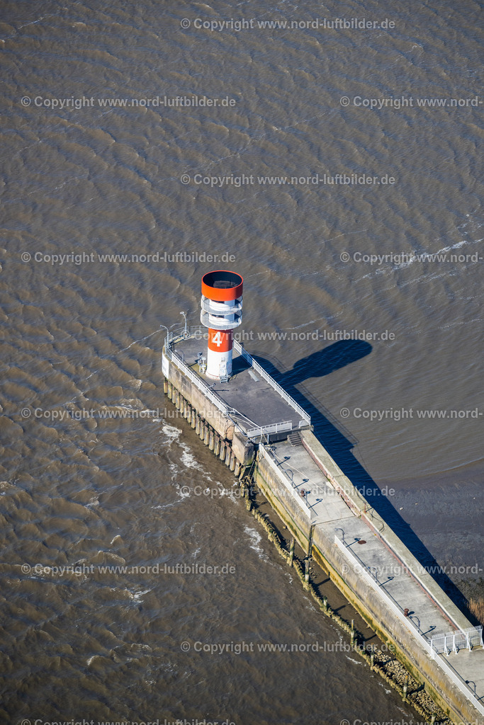 Brunsbüttel_Seezeichen_Mole_4_Schleuse_ELS_2490060423 | BRUNSBüTTEL 06.04.2023 Seefahrtszeichen als Schiffahrtszeichen über der Wasseroberfläche der Elbe " Mole4" in Brunsbüttel im Bundesland Schleswig-Holstein, Deutschland. Weiterführende Informationen bei: Wasserstraßen- und Schifffahrtsamt Elbe-Nordsee. // Navigation signs as navigation signs above the water surface of Elbe " Mole 4" in Brunsbuettel in the state Schleswig-Holstein, Germany. Further information at: Wasserstrassen- und Schifffahrtsamt Elbe-Nordsee. Foto: Martin Elsen