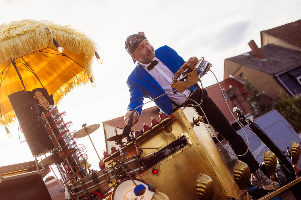 Universal Druckluft Orchester | Das Universal Druckluft Orchester mit Peter Till am Forte Belvedere Leisnig zum Festival Hallo Leisnig 2022. - Realisiert mit Pictrs.com