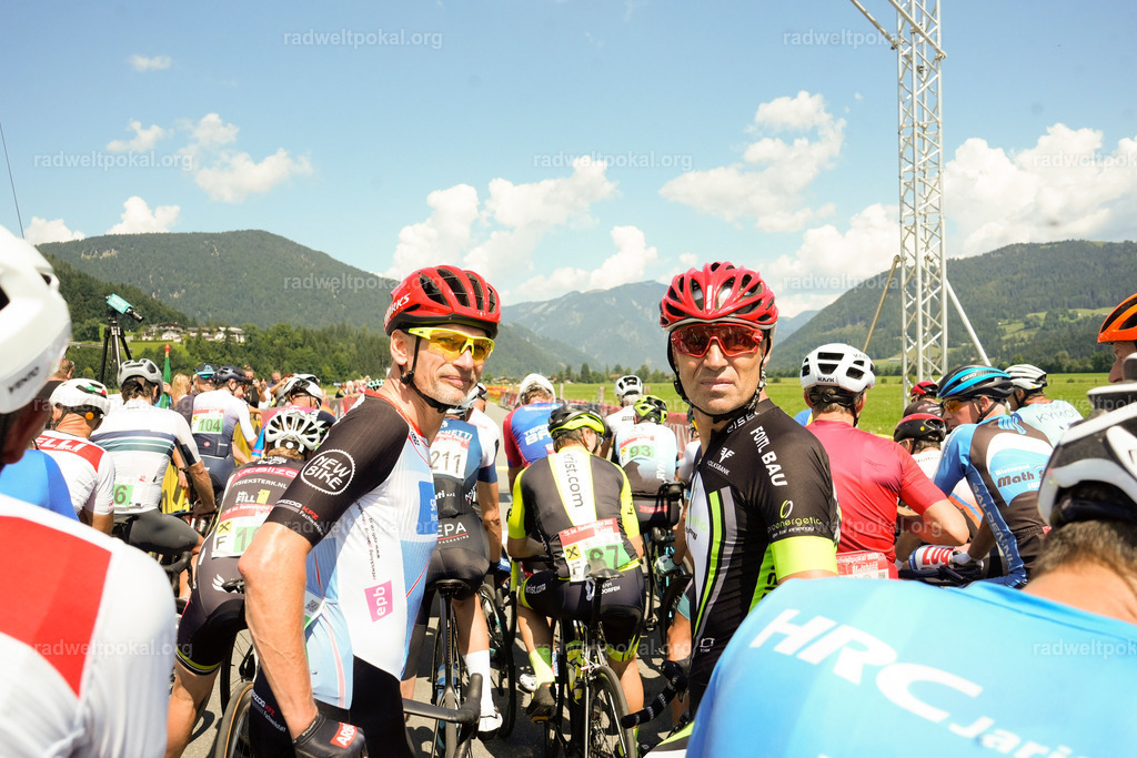 335_20230817_Bewerb_Maenner_Muehlanger | AUT - OESTERREICH, 2023-08-16: SPORT RENNRAD-FAHREN - 55. INTERNATIONALER RADWELTPOKAL IN ST. JOHANN IN TIROL  - Vintage-Radrennen mit WM-Bronze-Medaillen-Siegerin Christina Schweinberger, den Teilnehmer und Alexander Baumann (vom Orginastions-Team) - TAG 2 BEWERB MAENNER IN SECHS GRUPPEN  ; Foto: Roland Muehlanger