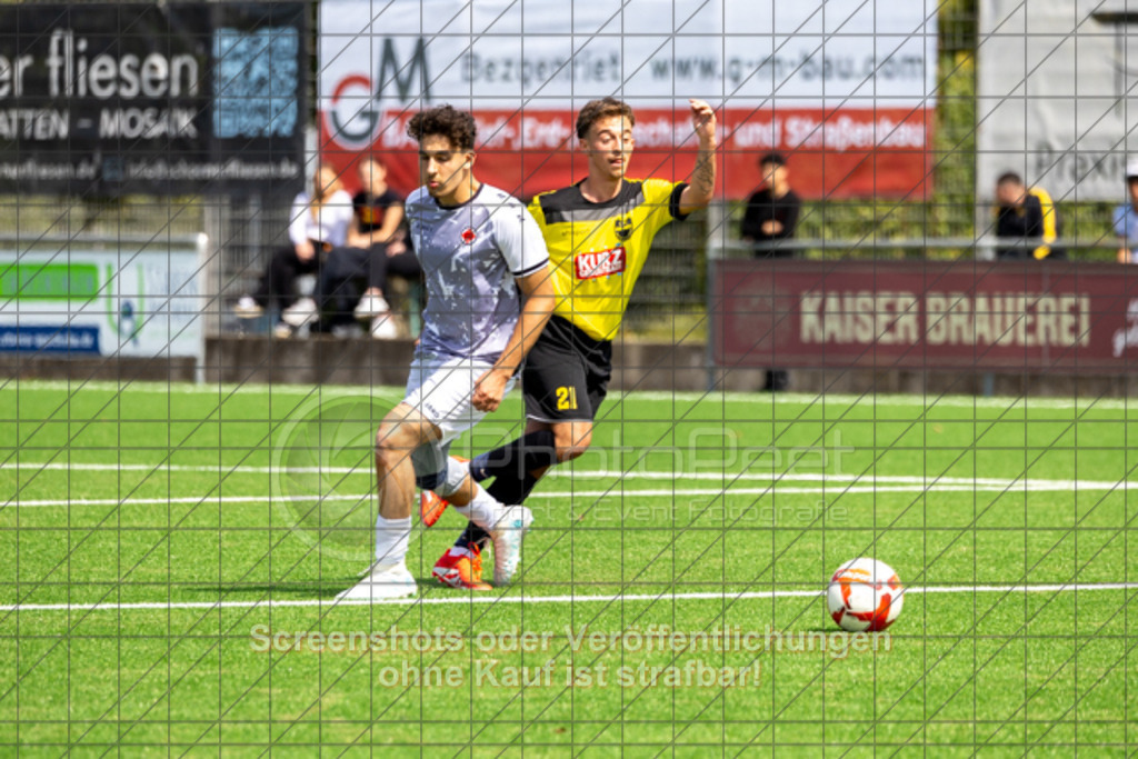 20250824_134723_0494 | #,1.FC Heiningen II (gelb) vs. 1.Göppinger SV III (weiß), Fußball, Kreisliga B7 - Bezirk Neckar/Fils, 01. Spieltag, Saison 2025/2026, Kunstrasenplatz Sportzentrum Heiningen, Krautgarten 1, 73092 Heiningen, 24.08.2025 - 13:00 Uhr,Foto: PhotoPeet-Sportfotografie/Peter Harich