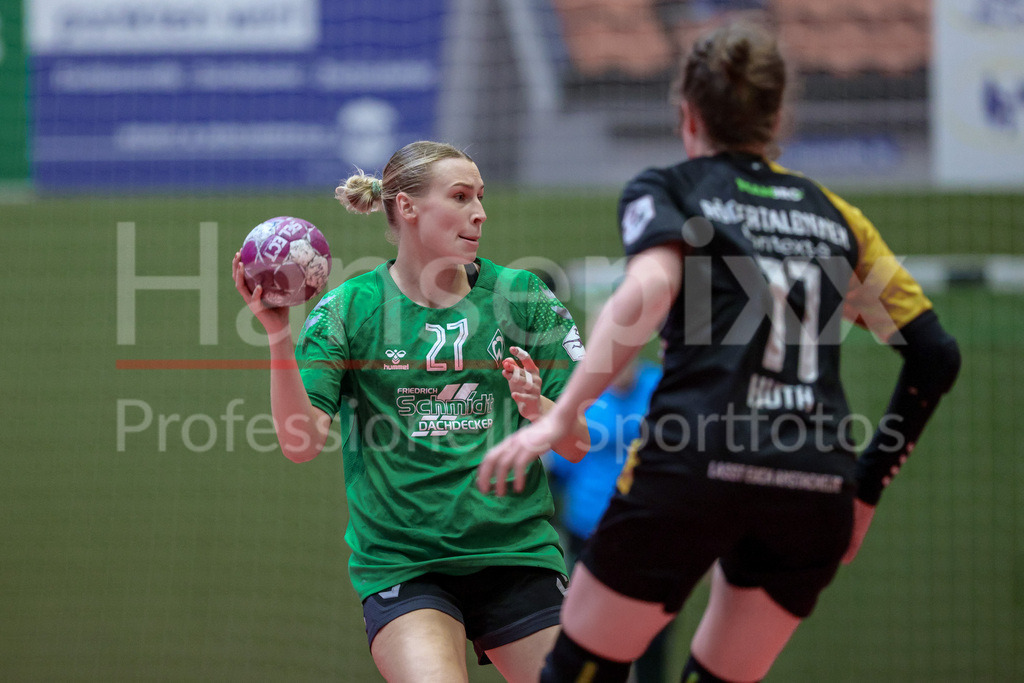 Handball, 2. Bundesliga Frauen, SV Werder Bremen - HC Rödertal | Emma Ruwe (SV Werder Bremen, 27) am Ball, Spielszene, Aktion, Action, Portrait, Nahaufnahme, Einzelfoto, Einzelbild
