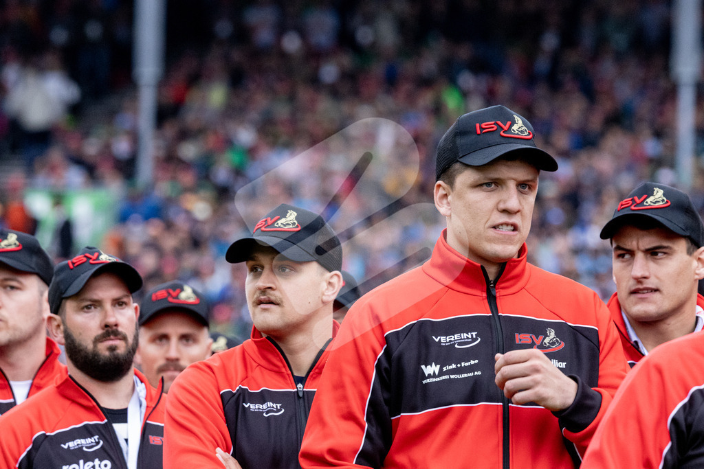 ESAF2025_Einzug_4335 | Die Schwinger des Schwyzer Kantonalen Schwingerverbandes: Fotos, die Dynamik und Leidenschaft festhalten, sowie emotionale Momente aus dem traditionellen Schwingsport zeigen. - Realisiert mit Pictrs.com