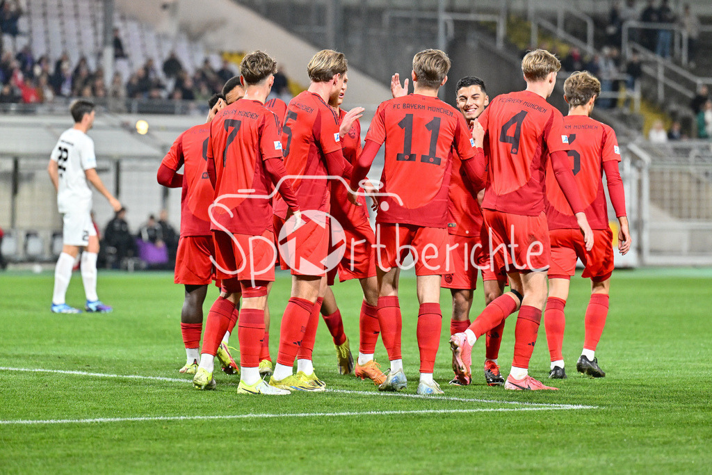 FC Bayern Amateure - TSV Schwaben Augsburg | Jubel der Bayern nach dem Treffer zum 1-0 durch Guido DELLA ROVERE (FC Bayern München II #11) / Freude / Happy /  Tor / Torschuetze / Regionalliga Bayern: FC Bayern Muenchen II - TSV Schwaben Augsburg, Gruenwalder Stadion am am 25.10.2024