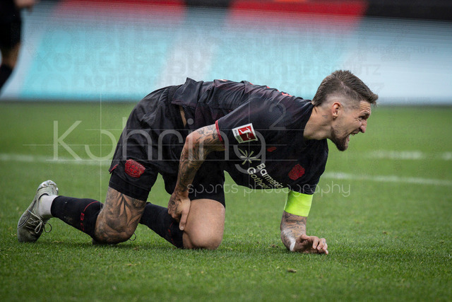 German Bundesliga, Bayer 04 Leverkusen vs. RB Leipzig, 02.05.2026 | LEVERKUSEN, GERMANY - MAY 2, 2026 :  Robert Andrich (Bayer 04 Leverkusen, 8) holds his back of tight during the German Bundesliga match on gameday 32 between Bayer 04 Leverkusen vs. RB Leipzig at BayArena on May 2, 2026 in Leverkusen, Germany. DFL REGULATIONS PROHIBIT ANY USE OF PHOTOGRAPHS AS IMAGE SEQUENCES AND/OR QUASI-VIDEO.
