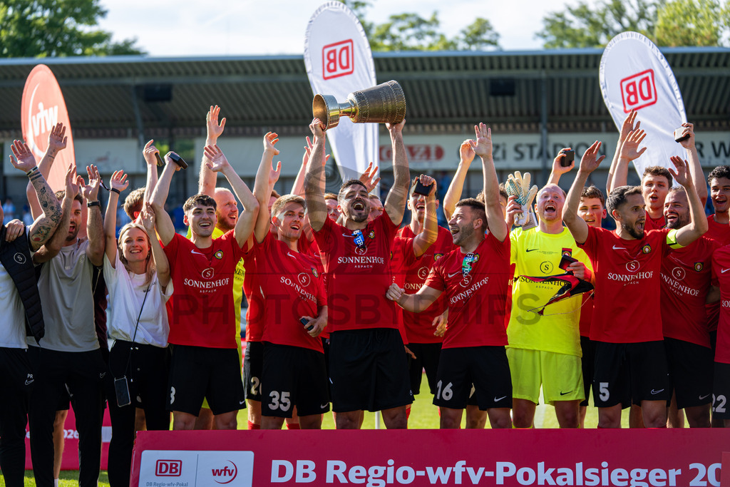Stuttgarter Kickers vs. SG Sonnenhof Großaspach, Fussball, WFV-Pokal, Finale, 23.05.2026 | Michael Kleinschrodt (SG Sonnenhof Großaspach, #11) und seine Mannschaft jubeln nach Pokaluebergabe,Stuttgarter Kickers vs. SG Sonnenhof Großaspach, Fussball, WFV-Pokal, Finale, 23.05.2026