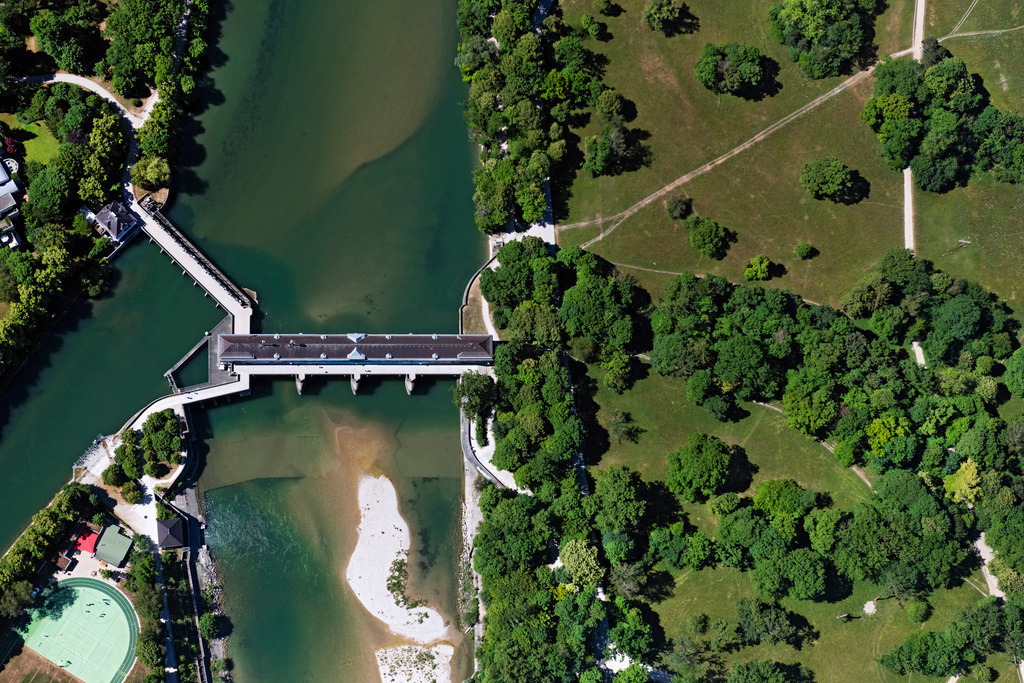 dr__0202469.jpg | MüNCHEN 29.06.2023 Senkrecht- Luftbild aus der Satelliten- Perspektive vom Stauwehr in Oberföhring im München im Bundesland Bayern. Das Einlaufbauwerk des Mittlere-Isar-Kanals, verbindet den nördlichen Teil des Englischen Gartens mit dem östlich der Isar gelegenen Stadtteil. Unterhalb des Wehrs ist ein Kraftwerk. Betreiber ist Uniper. Weiterführende Informationen bei: Uniper SE. // Vertical aerial view from the satellite perspective of the armed forces in Oberfoehring in Munich, Bavaria. The inlet of the Middle Isar Canal connects the northern part of the English Garden with the district east of the River Isar. Below the weir is a power station. Further information at: Uniper SE. Foto: Daniel Reiter