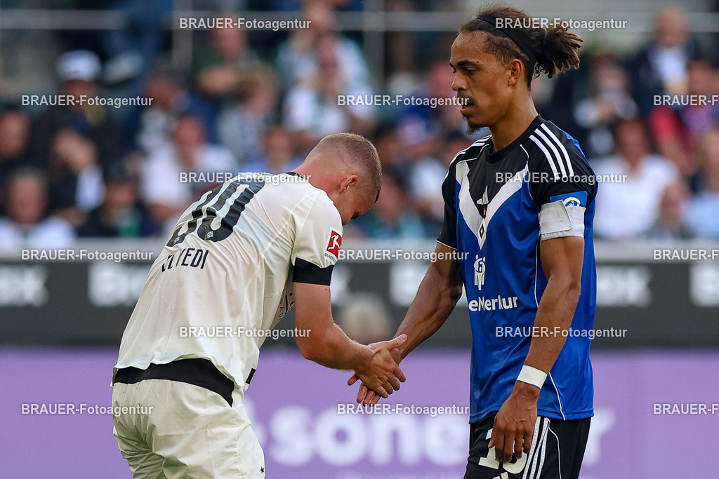 Borussia Mönchengladbach vs Hamburger SV - Bundesliga  | Mönchengladbach, Deutschland, 24.08.25:   Nico Elvedi (Borussia Mönchengladbach) und Yussuf Poulsen (Hamburger SV) gestikuliert, Gestik waehrend des Spiels der Bundesliga zwischen Borussia Mönchengladbach vs Hamburger SV im Stadion im Borussia Park(Foto von Brauer-Fotoagentur / Adrian Schlueter)