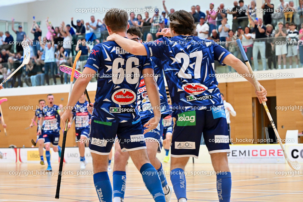 VSV Unihockey vs. Wiener Floorball Verein | #66 Jakob Rainer VSV Unihockey, #27 Lukas Floriantschitz VSV Unihockey, Jubel VSV Unihockey Mannschaft, VSV Unihockey vs. Wiener Floorball Verein, VSV Unihockey vs. Wiener Floorball Verein am 18.05.2025 in Villach (Ballspielhalle St. Martin), Austria, (Photo by Bernd Stefan)