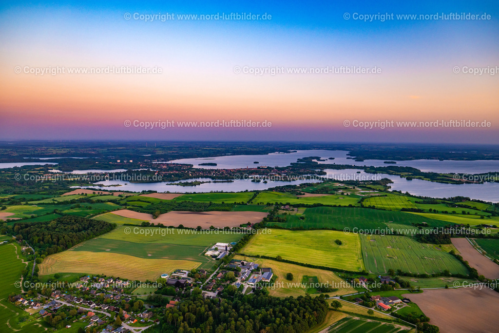 Plön_Ploenersee_ELS_3485170524 | PLöN 17.05.2024 Uferbereichs- Landschaft am Gebiet der Seenkette des Plöner Sees in Plön in der Holsteinischen Schweiz im Bundesland Schleswig-Holstein, Deutschland. Weiterführende Informationen bei: Plöner Motorschifffahrt GmbH,  Tourist Info Großer Plöner See. // Waterfront landscape on the lake Ploener Sees in Ploen in the Holsteinische Schweiz in the state Schleswig-Holstein, Germany. Further information at: Ploener Motorschifffahrt GmbH,  Tourist Info Grosser Ploener See. Foto: Martin Elsen