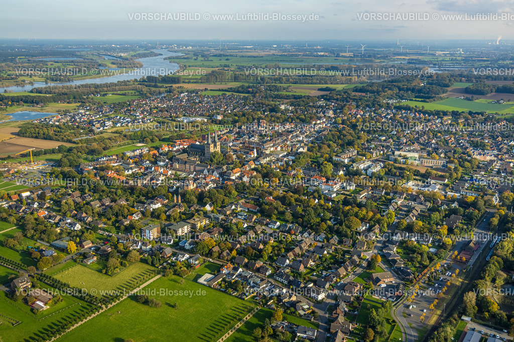 Xanten241014055 | Luftbild, Ortsansicht und Altstadt Ansicht mit kath. Kirche St. Viktor, auch Xantener Dom, kath. Marienschule, Ostwall Park, Niederbruch, Xanten, Niederrhein, Nordrhein-Westfalen, Deutschland