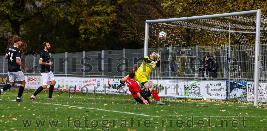 2023-11-05_064_FC_Herzogstadt_gegen_TuS_Oberding | Erding, Deutschland, 05.11.2023:
Fußball, Kreisklasse 2023 / 2024, 14. Spieltag, FC Herzogstadt gegen TuS Oberding, Endergebnis: 4:5

Sebastian Stemmer (TuS Oberding, #7), Torwart Florian Leininger (FC Herzogstadt, #22)

Foto: Christian Riedel / fotografie-riedel.net
