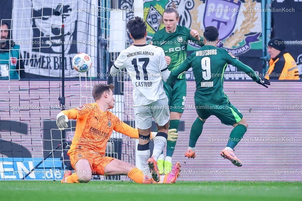 BMG13122501032 | 13.12.2025, Fußball, Borussia Mönchengladbach - VfL Wolfsburg, 1. Fußball Bundesliga, 14.Spieltag, Borussia-Park, Saison 2025 2026: Torschuss im Zweikampf gegen  Torwart Moritz Nicolas&nbsp;(Borussia Mönchengladbach #33) Torjubel nach dem Tor zum 2:1 durch Torschütze Mohamed Amoura&nbsp;(VfL Wolfsburg #09)  DFB regulations prohibit any use of photographs as image sequences and or quasi-video.