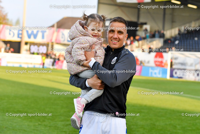 AUT, Admiral Bundesliga, LASK Linz vs SCR Altach | 23.04.2022, Raiffeisen Arena Pasching, AUT, Admiral Bundesliga, LASK Linz vs SCR Altach, im Bild Branko Jovicic (Lask) mit Tochter


// Admiral Bundesliga Match between LASK Linz and SCR Altach in Pasching, Austria on 2022/04/23
