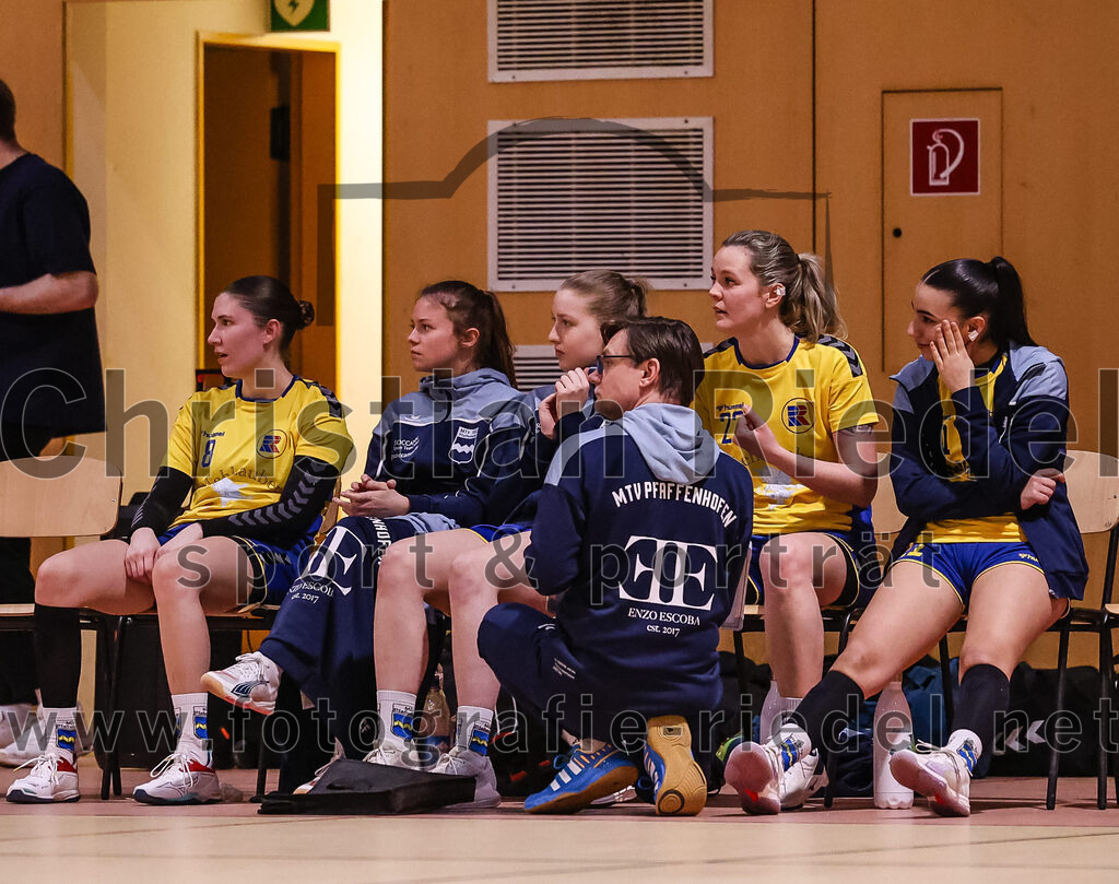 2025-02-15_062_SpVgg_Altenerding_gegen_MTV_Pfaffenhofen | Erding, Deutschland, 15.02.2025:Handball, Bezirksoberliga Frauen Altbayern 2024 / 2024, 14. Spieltag, SpVgg Altenerding gegen MTV Pfaffenhofen, Endergebnis: 27:23Katharina Englisch (MTV Pfaffenhofen, #8), Mirco Hollstein (MTV Pfaffenhofen, #), Daniela Reiher (MTV Pfaffenhofen, #22)Foto: Christian Riedel / fotografie-riedel.net