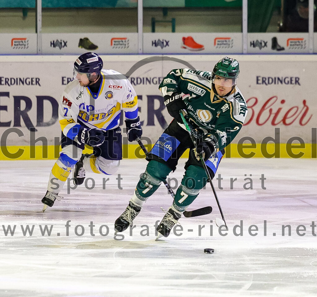 2026-01-09_081_TSV_Erding_gegen_Stuttgart_Rebels | Erding, Deutschland, 09.01.2026:Eishockey, Oberliga Süd 2025 / 2026, 35. Spieltag, TSV Erding gegen Stuttgart Rebels, Endergebnis: Dane Montgomery (Stuttgart Rebels, #72), Louis Trattner (Erding Gladiators, #7)Foto: Christian Riedel / fotografie-riedel.net