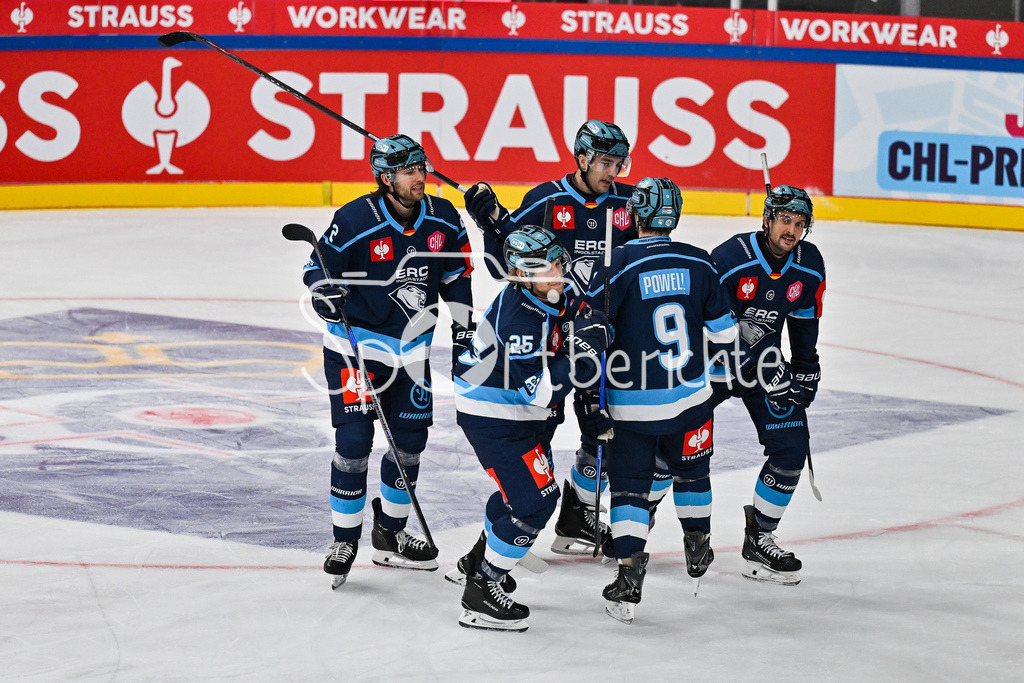 ERC Ingolstadt - Frölunda HC | INGOLSTADT, GERMANY - 02. DECEMBER: Jubel der Hausherren nach dem Treffer zum 1-0 durch Leon HÜTTL (ERC Ingolstadt 25) / Tor / Torschuetze / Freude / Happy / beim Viertefinal Match zwischen dem ERC Ingolstadt und Frölunda HC beim Hinspiel der Champions Hockey League in der Saturn Arena