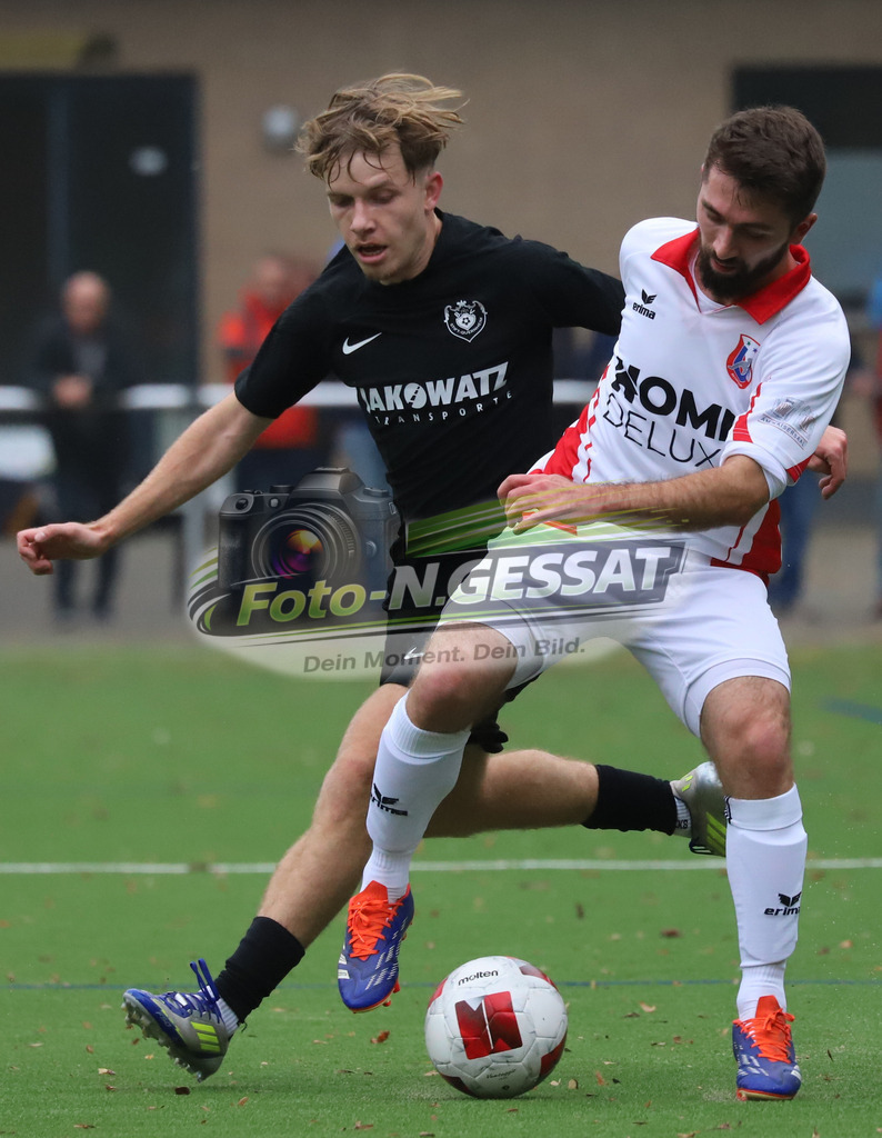 BV 21 Stift-Quernheim - Union Minden | Auf dem Bild zu sehen: schwarz BV 21 Stift-Quernheim: Joshua Rogalsky ; weiß Union Minden: Christopher SchwarzerBV 21 Stift-Quernheim, Union Minden, Saison 25/26, Bezirksliga, Stift-Quernheim, Deutschland - Realisiert mit Pictrs.com