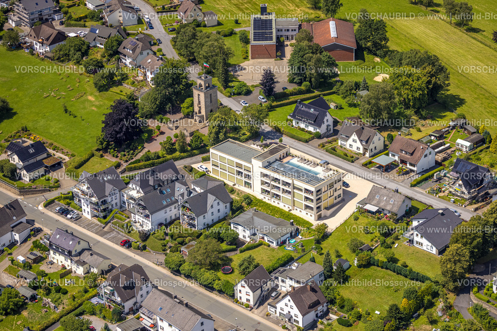 Sundern240708685 | Luftbild, Mehrfamilien-Wohnhaus auf dem Gelände der ehemaligen Leuchtenfabrik Vielhaber, Aussichtsturm mit Ehrenmal, Langscheid, Sundern, Sauerland, Nordrhein-Westfalen, Deutschland