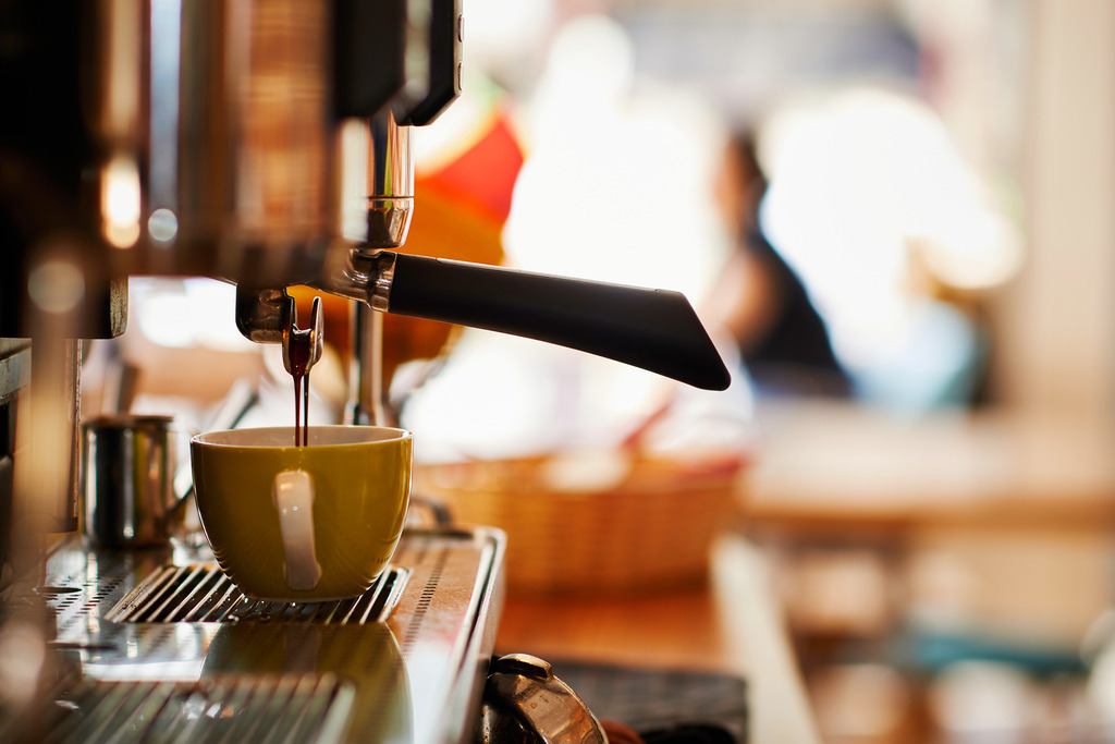 Cafebrennerei Franze | Wien, Austria - August 08, 2019: Cafebrennerei Franze am Kutschkermarkt; Kaffeezubereitung mit einem Siebträger. - Realisiert mit Pictrs.com