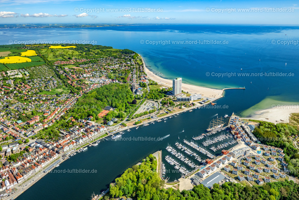 Travemünde_Priwall_ELS_3724150522 | LüBECK 15.05.2022 Ortsansicht an der Meeres-Küste der Nordsee und Verlauf der Trave in Travemünde im Bundesland Schleswig-Holstein. // Townscape on the seacoast of the North Sea and the course of the Trave in Travemuende in the state Schleswig-Holstein. Foto: Martin Elsen