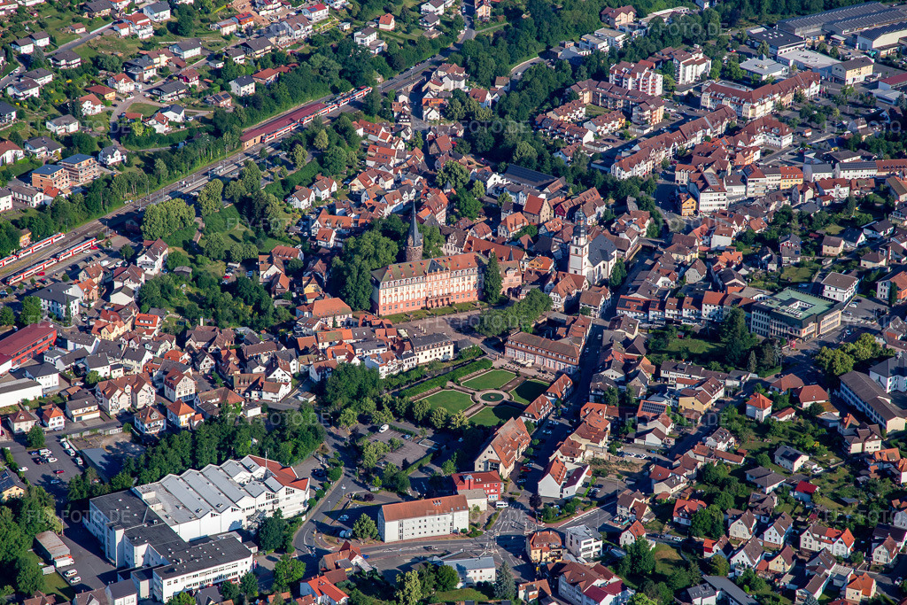 Luftbild: Schloss Erbach und Lustgarten Erbach im Ortsteil Lauerbach in Erbach im Bundesland Hessen in Deutschland. – Foto: IMG_137062.jpg vom 24.06.2023 durch Werner Riehm/FLY-FOTO.de – Auflösung des Originals: 5256 x 3504 px – Logo der Staatlichen Schlösser und Gärten Hessen - zur – WWW.ERBACH.DE