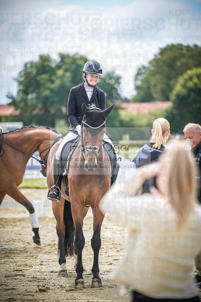 DOS_9902 | Entdecke hochwertige Reitturnierfotos von Foto Oger. Professionell, emotional und authentisch – jetzt Lieblingsmomente im Shop bestellen.Deutschlandweite Turnierfotografie. - Realisiert mit Pictrs.com