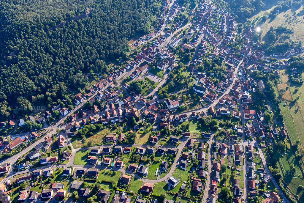 Luftbild: Ortsansicht von Südwesten in Busenberg im Bundesland Rheinland-Pfalz in Deutschland. Foto: IMG_143185.jpg vom 06.08.2024 durch Werner Riehm/FLY-FOTO.de