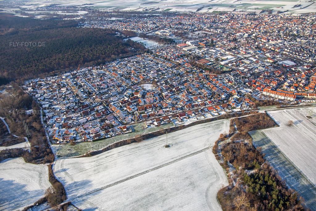 Luftbild: Südring im Winter bei Schnee in Rülzheim im Bundesland Rheinland-Pfalz in Deutschland. Foto: IMG_135433.jpg vom 16.12.2022 durch Werner Riehm/FLY-FOTO.de