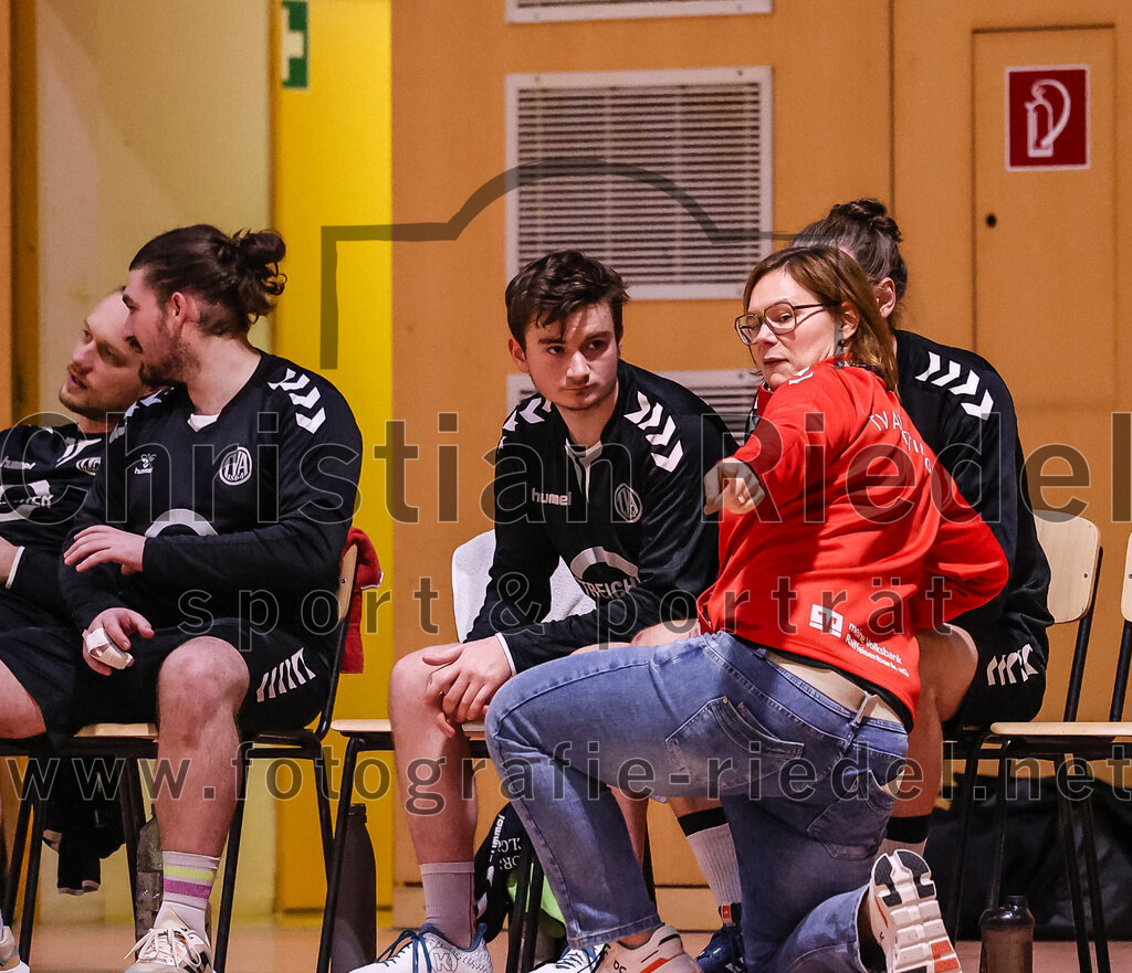 2024-11-09_032_SpVgg_Altenerding_gegen_TV_Altoetting | Erding, Deutschland, 09.11.2024:Handball, Bezirksoberliga Männer 2024 / 2025, 6. Spieltag, SpVgg Altenerding gegen TV Altötting, Endergebnis: 26:22Trainerin Katrin Noserke (TV Altötting)Foto: Christian Riedel / fotografie-riedel.net