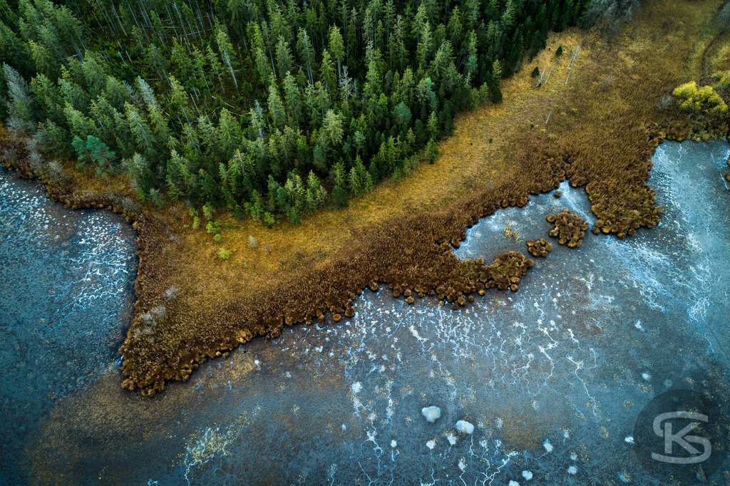 Allgäu-See-Landschaft aus der Luft mit Mischwald im Herbst | Atemberaubende Allgäu-See-Landschaft aus der Luft mit farbenprächtigem Mischwald im Herbst – idyllische Natur, klare Gewässer und leuchtende Herbstfarben für beeindruckende Drohnenaufnahme - Realisiert mit Pictrs.com