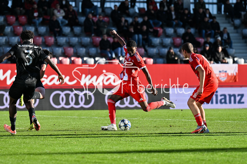 FC Bayern München U19 - Sporting Lissabon U19 | MUNICH, GERMANY - 09. DECEMBER: Torschuss von Allen LAMBE (FC Bayern München U19 8) während dem Match zwischen der U19 des FC Bayern München und der U19 von Sporting Lissabon am 6. Spieltag der UEFA Youth League Ligaphase am FC Bayern Campus