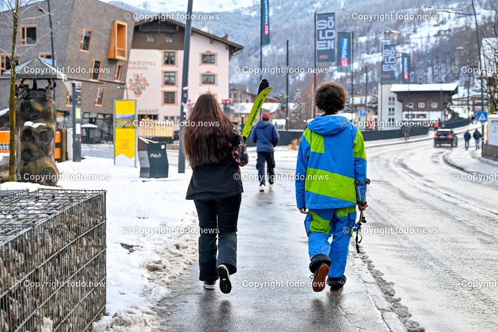 Oesterreich_ Tirol_ Soelden_ 26.01.2025-21 | 26.01.2025,Tirol, AUT, Soelden, im Bild Themenbild, Stadtansichten, Ski, Skifahren, Skiurlaub, Skifahrer, Urlauber, Touristen, Skitouristen, Apre Ski, Rent Ski, Sport, Geschaeft, Shop, Hotel, Bahn, Bergbahn, Gondel, Skibus, Oetztaler Alpen, Berge