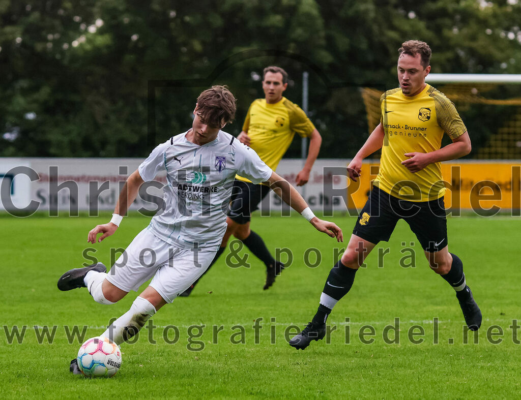 2023-08-09_039_FC_Moosinning_II_gegen_SpVgg_Altenerding | Moosinning, Deutschland, 09.08.2023:
Fußball, Kreisliga 2023 / 2024, 3. Spieltag, FC Moosinning II gegen SpVgg Altenerding, Endergebnis: 1:1

Julius Krop (SpVgg Altenerding, #13), Alexander Hofmeister (FC Moosinning, #11)

Foto: Christian Riedel / fotografie-riedel.net