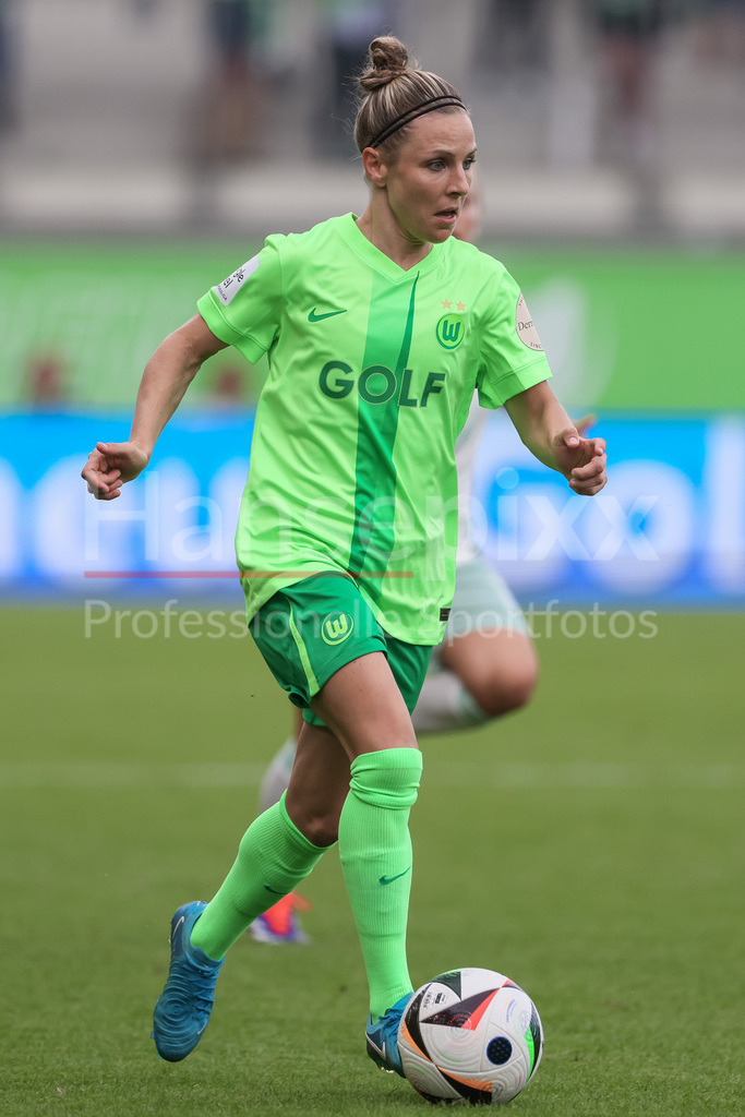 Fussball, Google Pixel Frauen-Bundesliga, VfL Wolfsburg - SV Werder Bremen | v.li.: Svenja Huth (VfL Wolfsburg, 10) am Ball, Einzelbild, Ganzkörper, Aktion, Action, Spielszene, DIE DFB-RICHTLINIEN UNTERSAGEN JEGLICHE NUTZUNG VON FOTOS ALS SEQUENZBILDER UND/ODER VIDEOÄHNLICHE FOTOSTRECKEN. DFB REGULATIONS PROHIBIT ANY USE OF PHOTOGRAPHS AS IMAGE SEQUENCES AND/OR QUASI-VIDEO.
