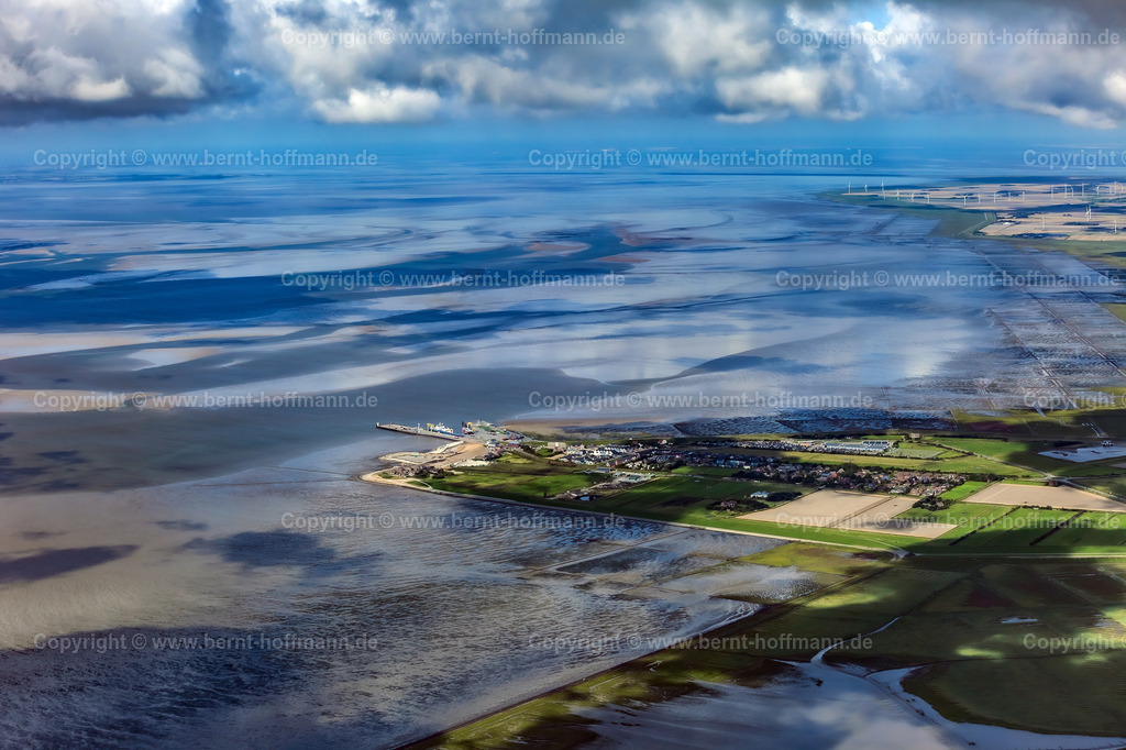 PLB_7174_Dagebuell_Kuestenlandschaft | LUFTBILD. Dagebüll mit Küstenlandschaft am Wattenmeer. __ Blick nach Nordwesten bei einem Flug knapp unterhalb der Wolkenbasis. - Realisiert mit Pictrs.com