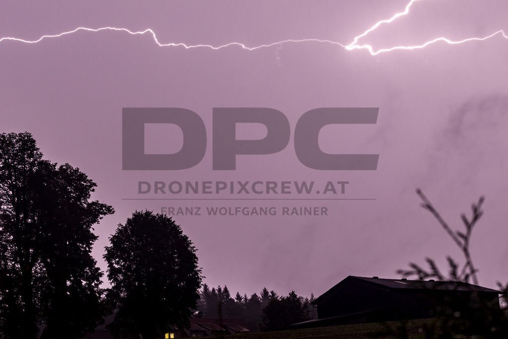Blitze und Unwetter | Dramatische Gewitterstimmung mit Blitzen am Nachthimmel. Dunkle Wolken und intensive Lichtstimmungen zeigen die Kraft eines herannahenden Unwetters in eindrucksvoller Atmosphäre. - Realisiert mit Pictrs.com